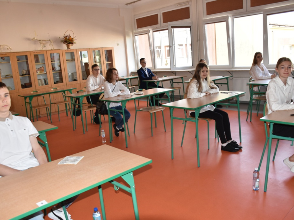 Ósmoklasiści rozpoczęli dziś egzaminy (zdjęcia)