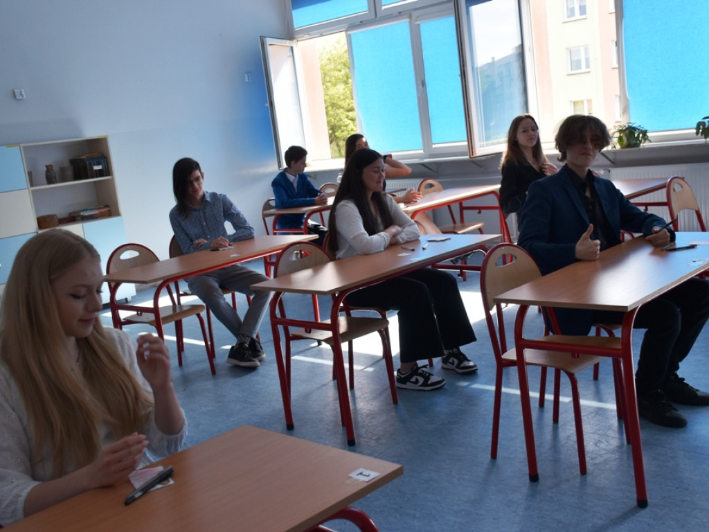 Ósmoklasiści rozpoczęli dziś egzaminy (zdjęcia)