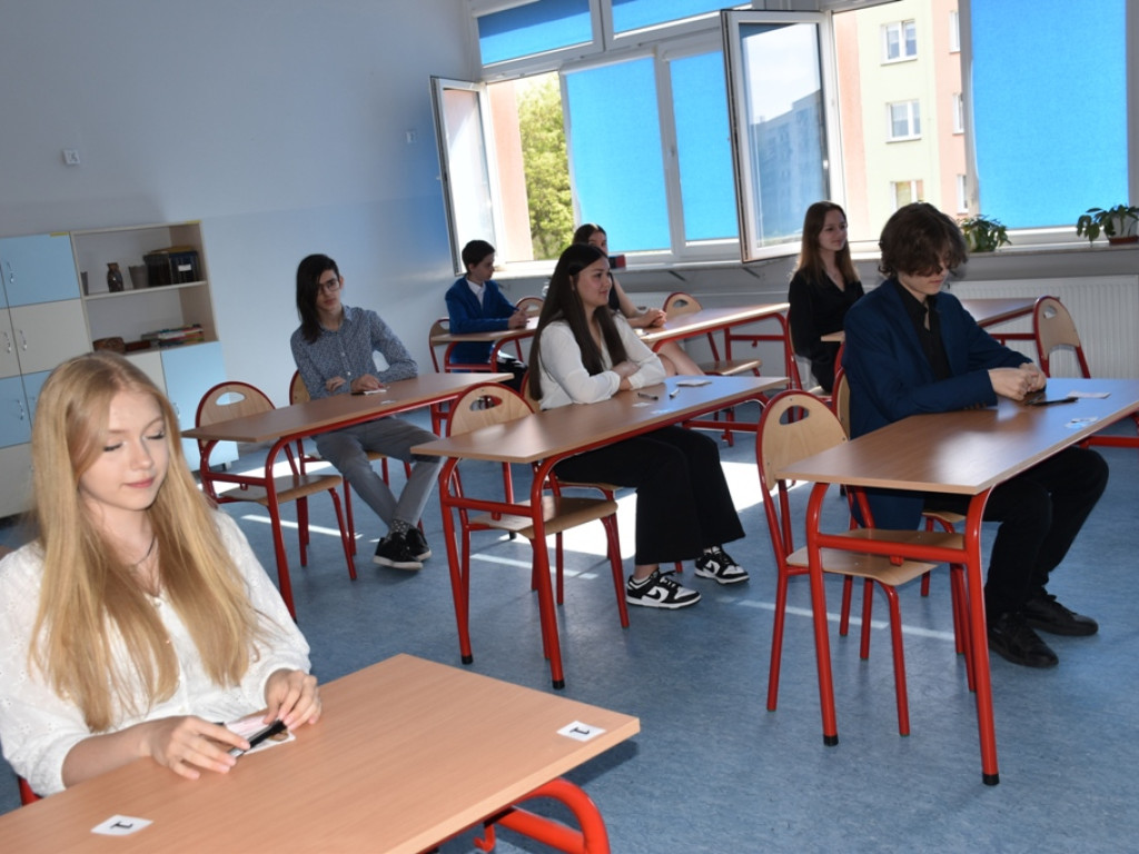 Ósmoklasiści rozpoczęli dziś egzaminy (zdjęcia)