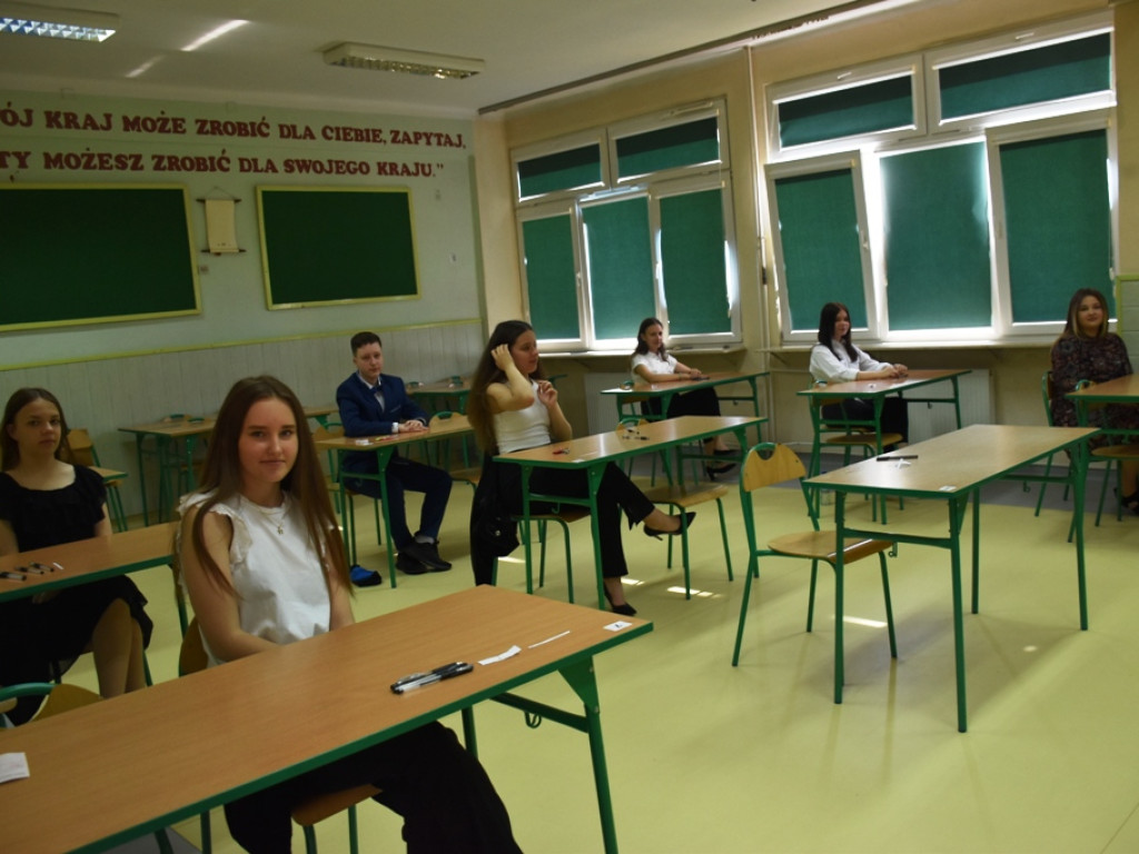 Ósmoklasiści rozpoczęli dziś egzaminy (zdjęcia)