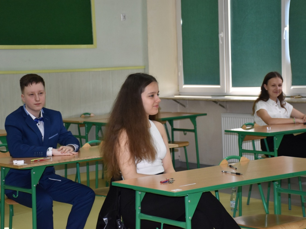 Ósmoklasiści rozpoczęli dziś egzaminy (zdjęcia)