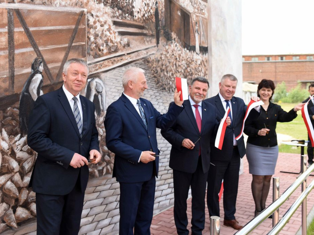 Uroczyste odsłonięcie muralu 