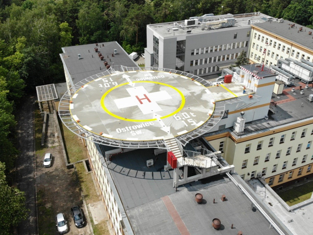 Lądowisko dla helikopterów medycznych na dachu ostrowieckiego szpitala (zdjęcia i wideo z lotu ptaka)