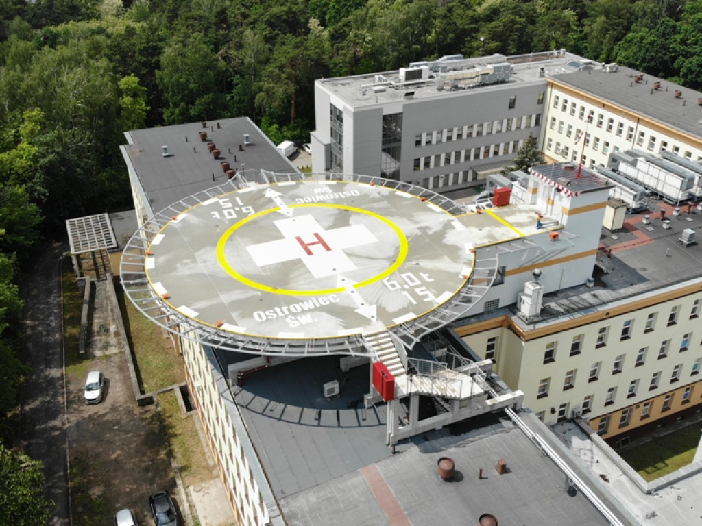 Lądowisko dla helikopterów medycznych na dachu ostrowieckiego szpitala (zdjęcia i wideo z lotu ptaka)