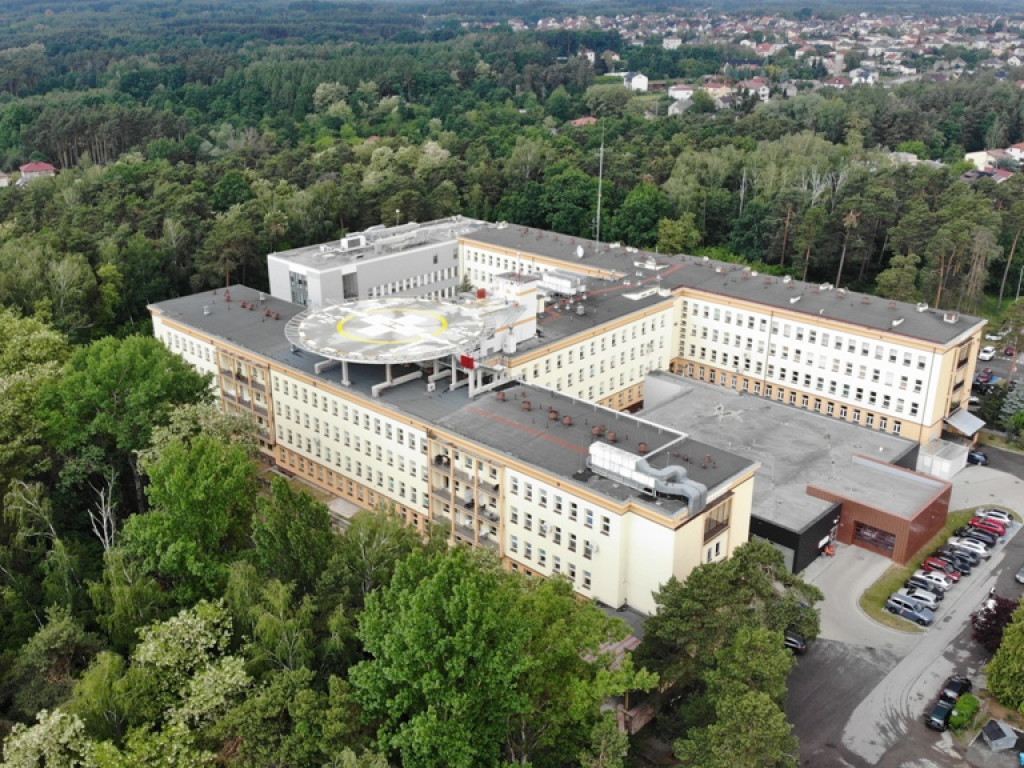 Lądowisko dla helikopterów medycznych na dachu ostrowieckiego szpitala (zdjęcia i wideo z lotu ptaka)
