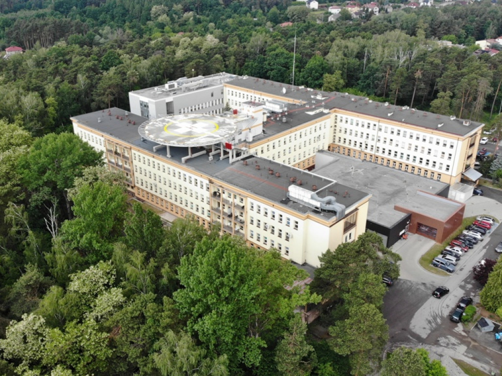 Lądowisko dla helikopterów medycznych na dachu ostrowieckiego szpitala (zdjęcia i wideo z lotu ptaka)