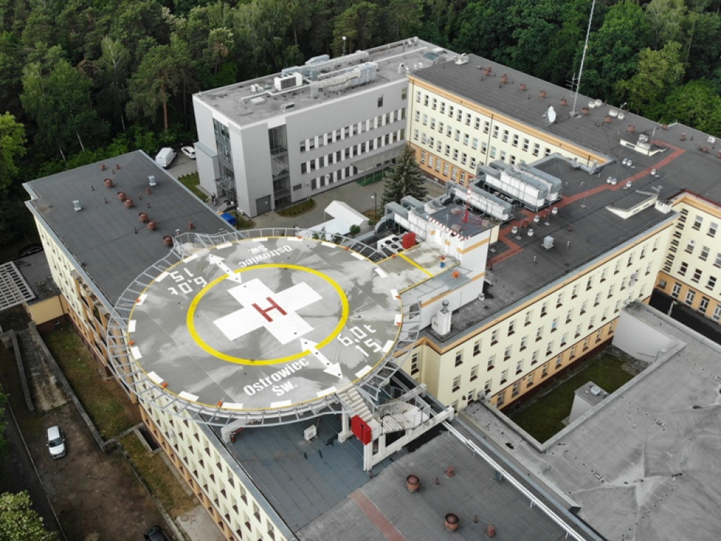 Lądowisko dla helikopterów medycznych na dachu ostrowieckiego szpitala (zdjęcia i wideo z lotu ptaka)