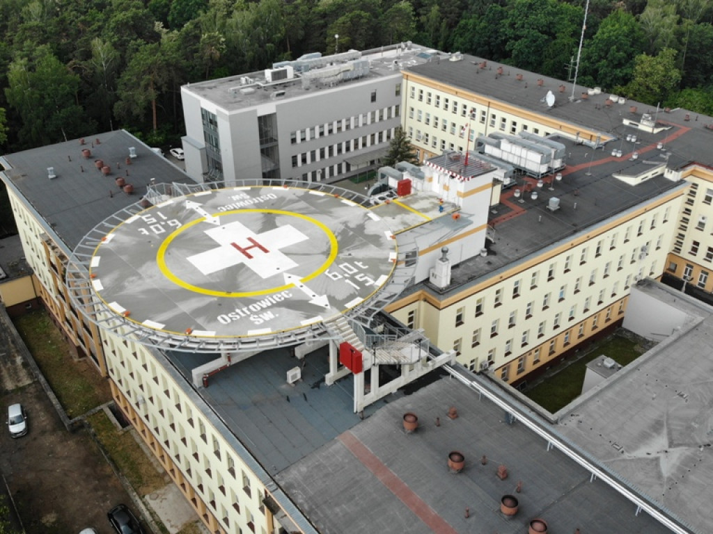 Lądowisko dla helikopterów medycznych na dachu ostrowieckiego szpitala (zdjęcia i wideo z lotu ptaka)