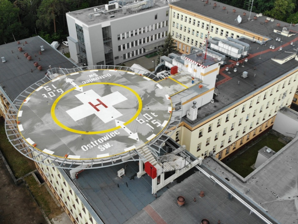 Lądowisko dla helikopterów medycznych na dachu ostrowieckiego szpitala (zdjęcia i wideo z lotu ptaka)
