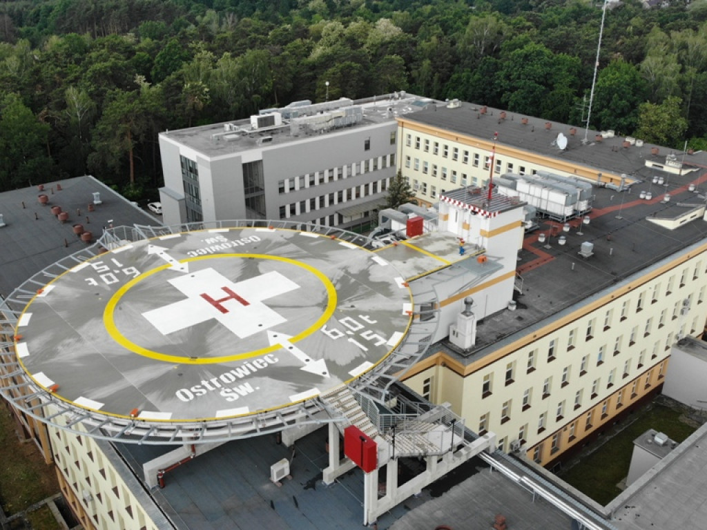 Lądowisko dla helikopterów medycznych na dachu ostrowieckiego szpitala (zdjęcia i wideo z lotu ptaka)