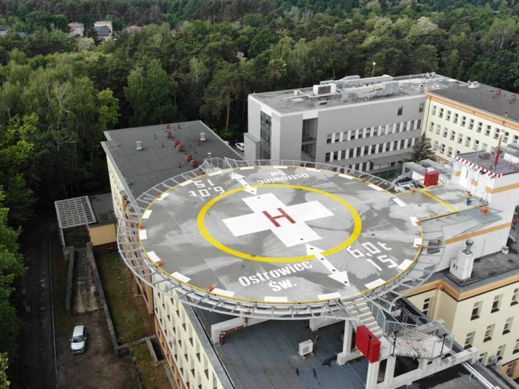 Lądowisko dla helikopterów medycznych na dachu ostrowieckiego szpitala (zdjęcia i wideo z lotu ptaka)