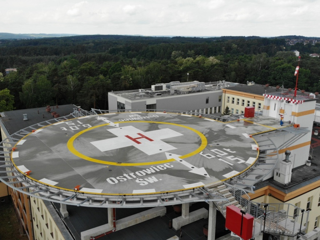 Lądowisko dla helikopterów medycznych na dachu ostrowieckiego szpitala (zdjęcia i wideo z lotu ptaka)