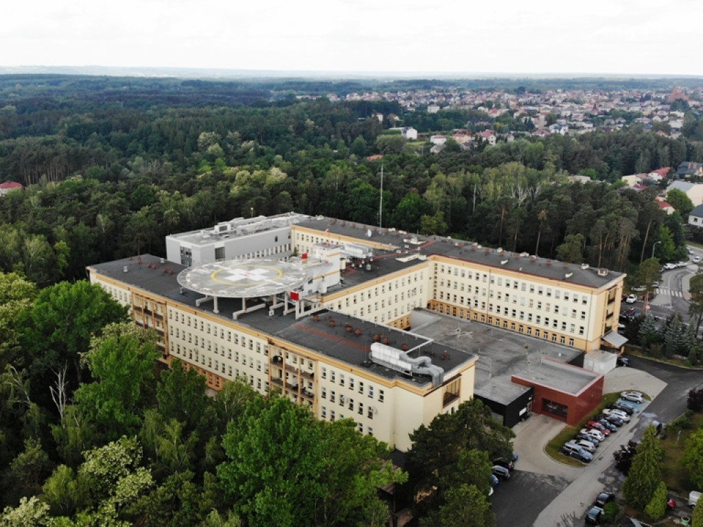 Lądowisko dla helikopterów medycznych na dachu ostrowieckiego szpitala (zdjęcia i wideo z lotu ptaka)