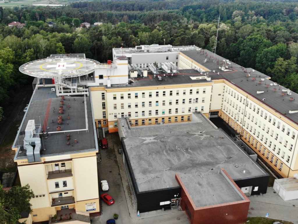 Lądowisko dla helikopterów medycznych na dachu ostrowieckiego szpitala (zdjęcia i wideo z lotu ptaka)