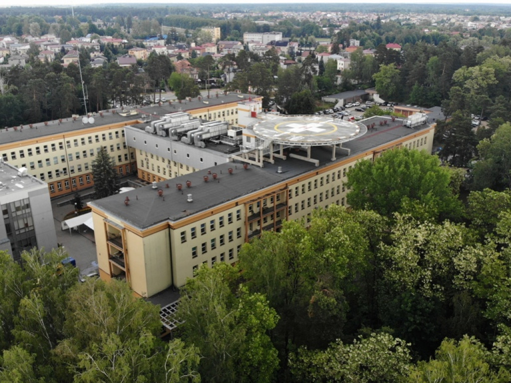 Lądowisko dla helikopterów medycznych na dachu ostrowieckiego szpitala (zdjęcia i wideo z lotu ptaka)