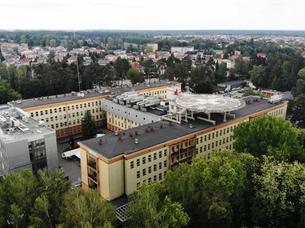 Lądowisko dla helikopterów medycznych na dachu ostrowieckiego szpitala (zdjęcia i wideo z lotu ptaka)