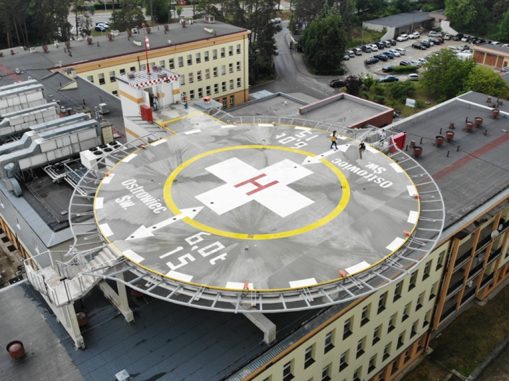 Lądowisko dla helikopterów medycznych na dachu ostrowieckiego szpitala (zdjęcia i wideo z lotu ptaka)
