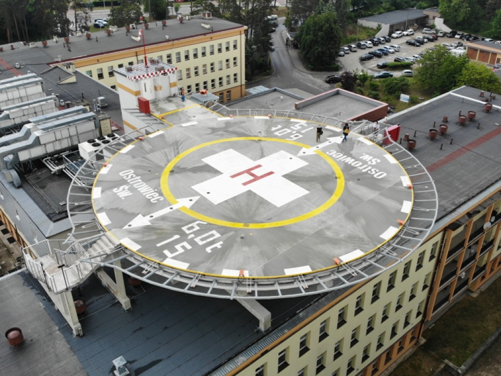 Lądowisko dla helikopterów medycznych na dachu ostrowieckiego szpitala (zdjęcia i wideo z lotu ptaka)