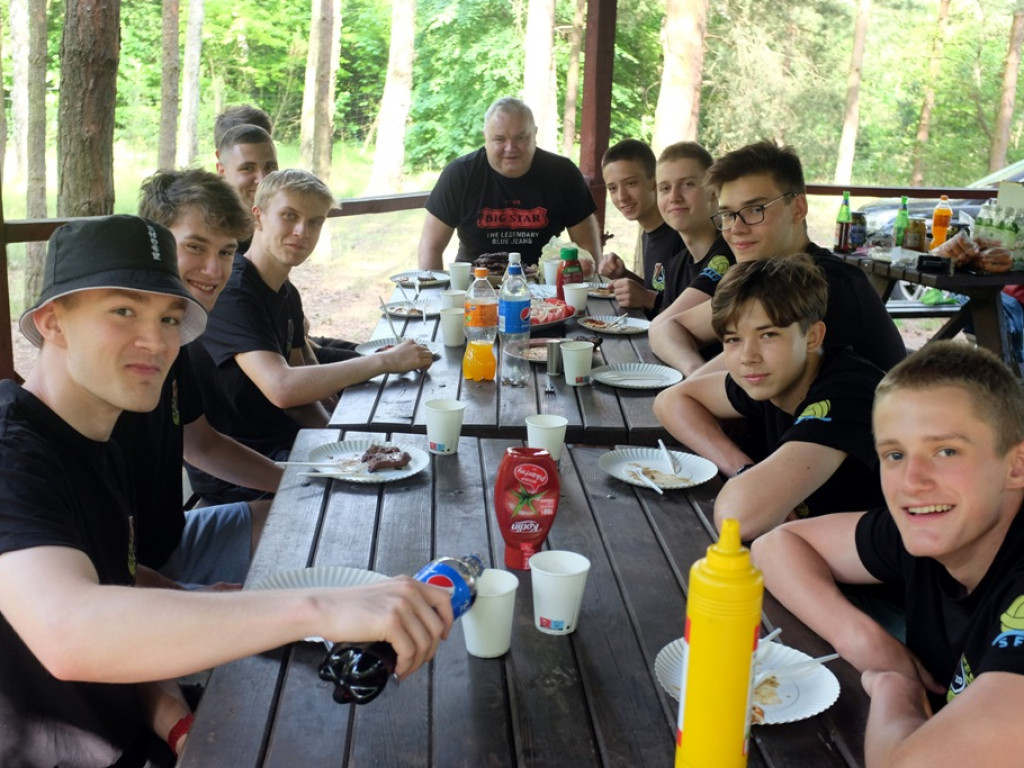 Z trenerem i rodzicami przy grillu waterpoliści KSZO świętowali zdobycie mistrzostwa Polski