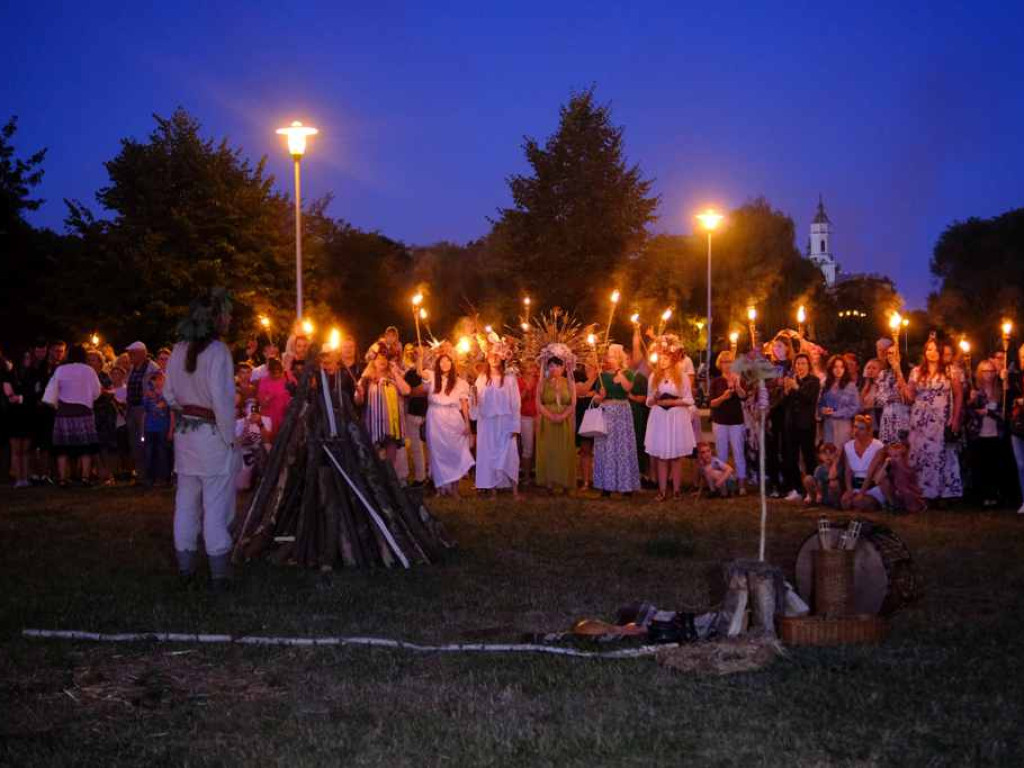 Tłumy na Nocy Świętojańskiej w Ostrowcu Świętokrzyskim! (zdjęcia, wideo)