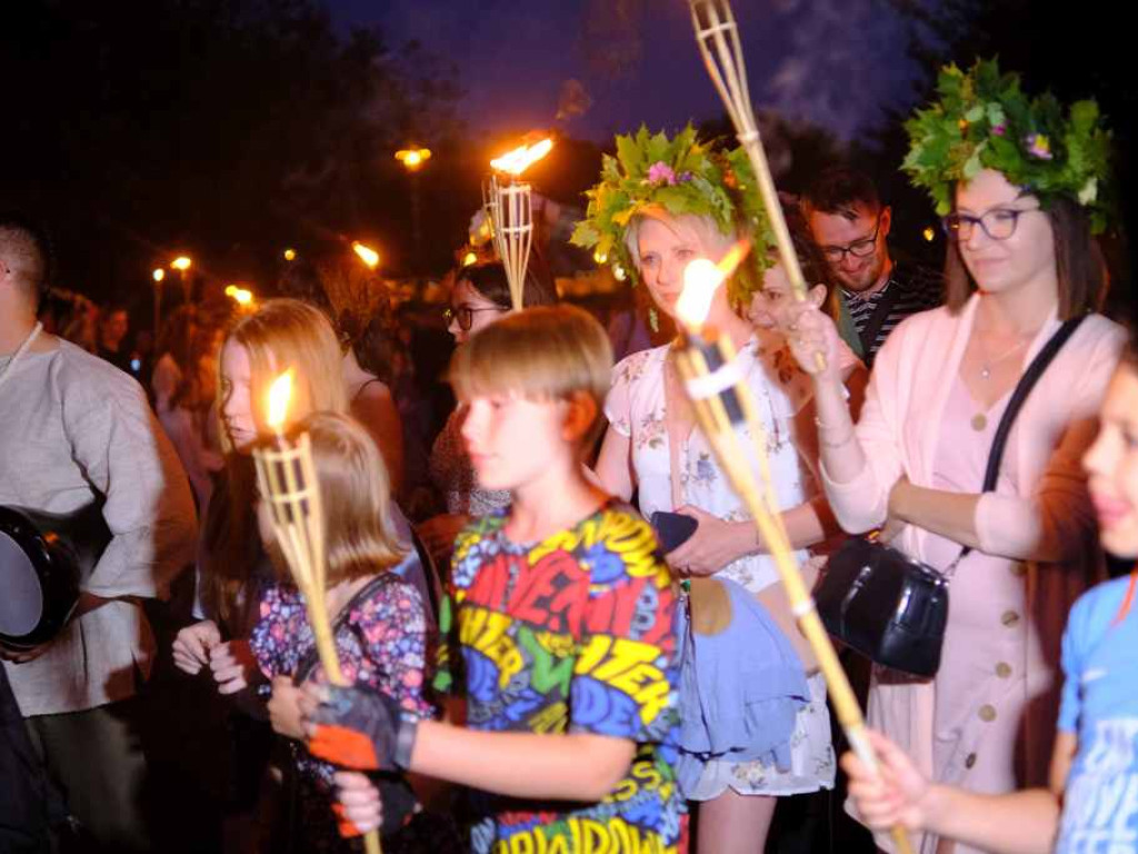 Tłumy na Nocy Świętojańskiej w Ostrowcu Świętokrzyskim! (zdjęcia, wideo)