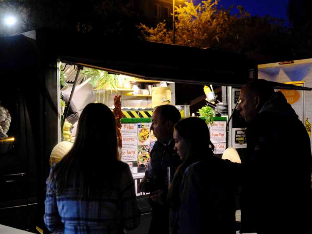 Food trucki już na ostrowieckim Rynku. Są nowości! (zdjęcia)