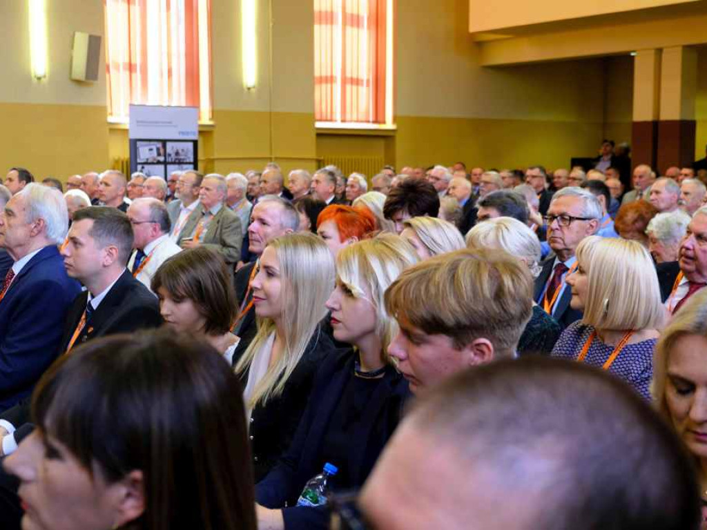 Obchody 100-lecia THM. Niezwykła szkoła im. Hutników Ostrowieckich z nowym sztandarem