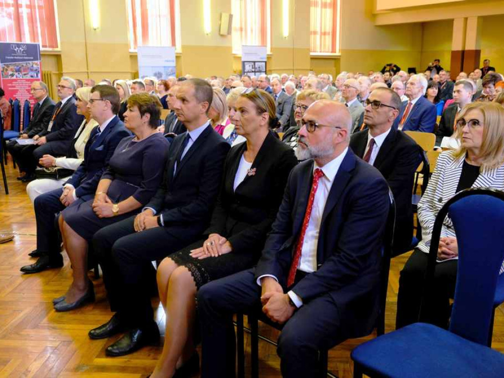 Obchody 100-lecia THM. Niezwykła szkoła im. Hutników Ostrowieckich z nowym sztandarem