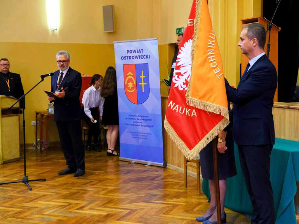 Obchody 100-lecia THM. Niezwykła szkoła im. Hutników Ostrowieckich z nowym sztandarem