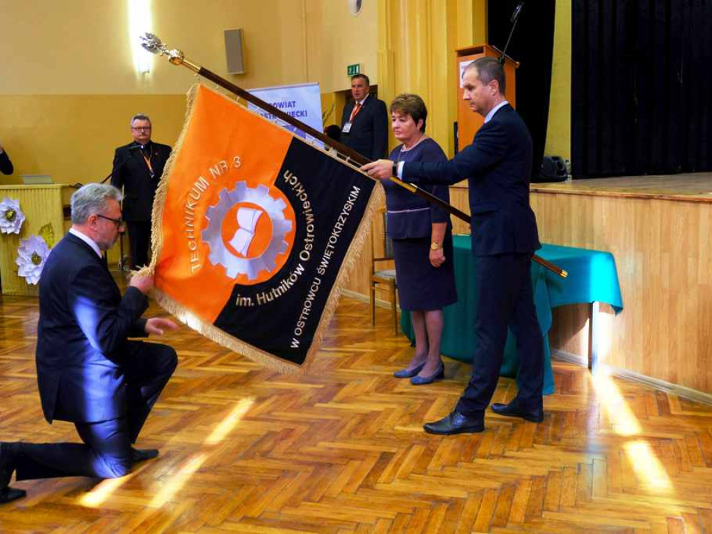 Obchody 100-lecia THM. Niezwykła szkoła im. Hutników Ostrowieckich z nowym sztandarem