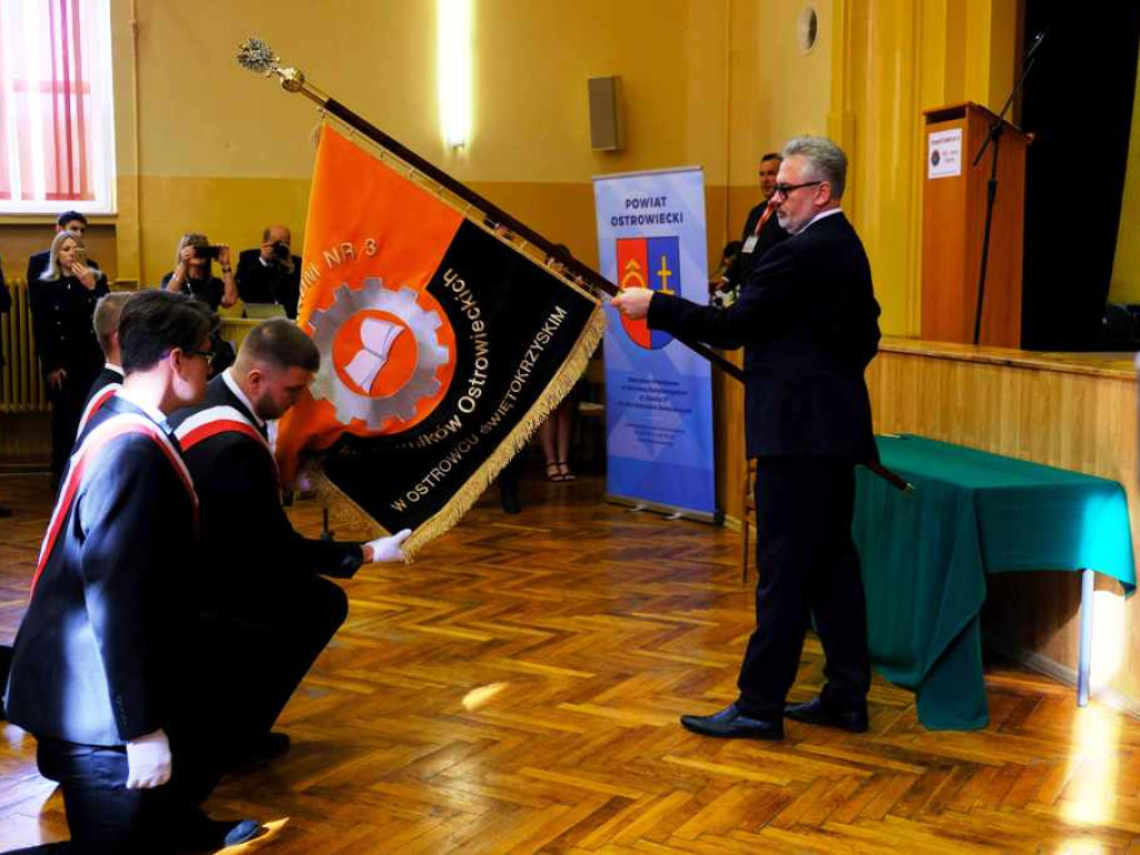 Obchody 100-lecia THM. Niezwykła szkoła im. Hutników Ostrowieckich z nowym sztandarem