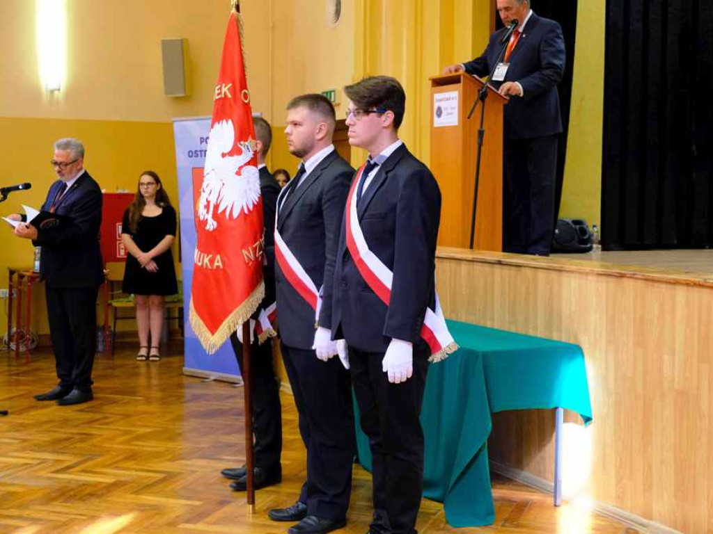 Obchody 100-lecia THM. Niezwykła szkoła im. Hutników Ostrowieckich z nowym sztandarem