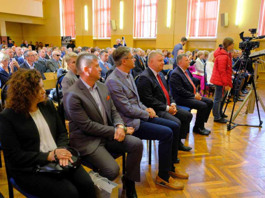 Obchody 100-lecia THM. Niezwykła szkoła im. Hutników Ostrowieckich z nowym sztandarem