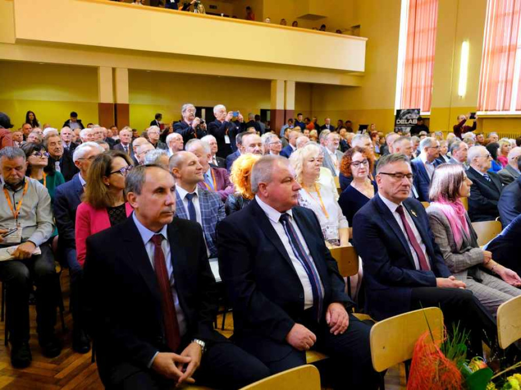 Obchody 100-lecia THM. Niezwykła szkoła im. Hutników Ostrowieckich z nowym sztandarem