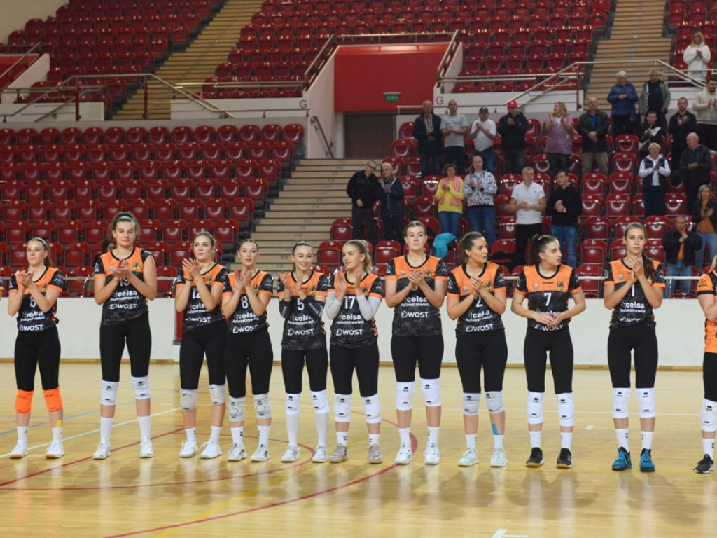 II liga siatkówki kobiet. Grupa IV. *KSZO SMS Ostrowiec Świętokrzyski - Maraton Krzeszowice 3:1