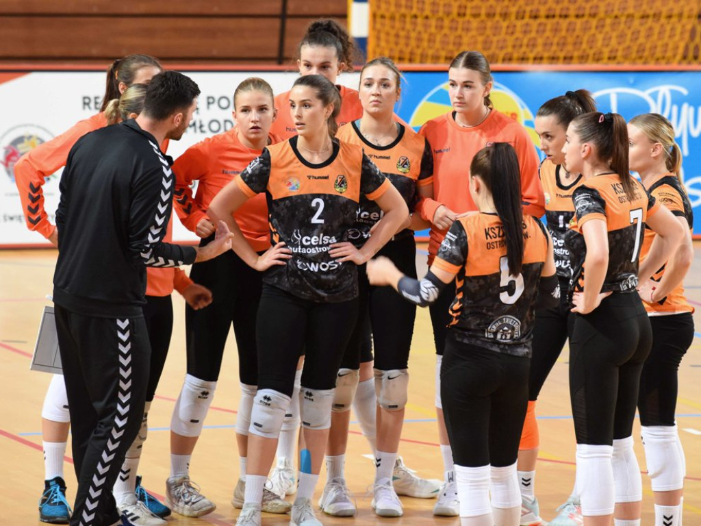 II liga siatkówki kobiet. Grupa IV. *KSZO SMS Ostrowiec Świętokrzyski - Maraton Krzeszowice 3:1