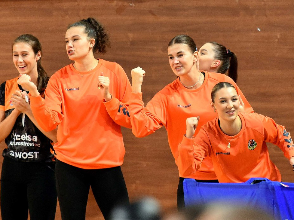 II liga siatkówki kobiet. Grupa IV. *KSZO SMS Ostrowiec Świętokrzyski - Maraton Krzeszowice 3:1