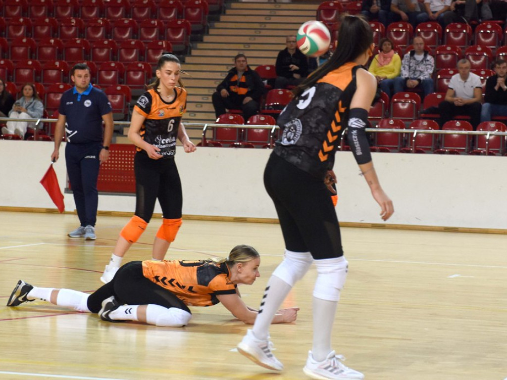 II liga siatkówki kobiet. Grupa IV. *KSZO SMS Ostrowiec Świętokrzyski - Maraton Krzeszowice 3:1