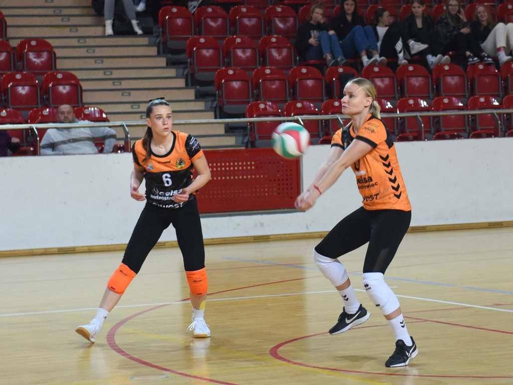 II liga siatkówki kobiet. Grupa IV. *KSZO SMS Ostrowiec Świętokrzyski - Maraton Krzeszowice 3:1