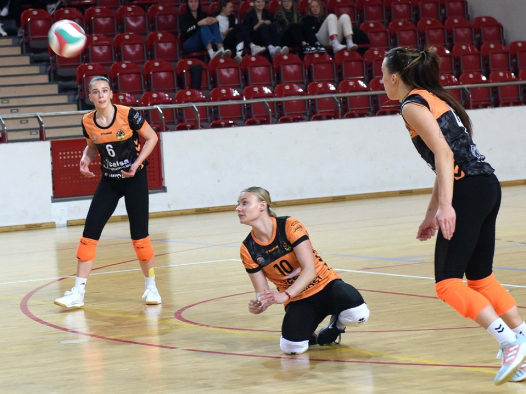 II liga siatkówki kobiet. Grupa IV. *KSZO SMS Ostrowiec Świętokrzyski - Maraton Krzeszowice 3:1