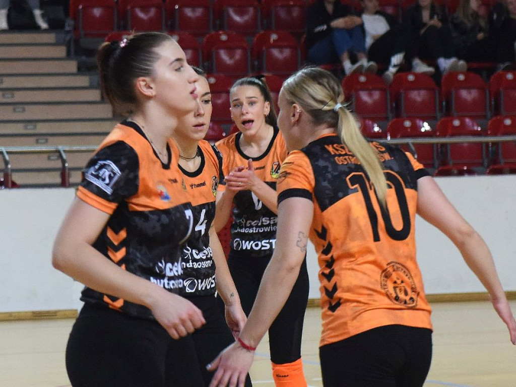 II liga siatkówki kobiet. Grupa IV. *KSZO SMS Ostrowiec Świętokrzyski - Maraton Krzeszowice 3:1