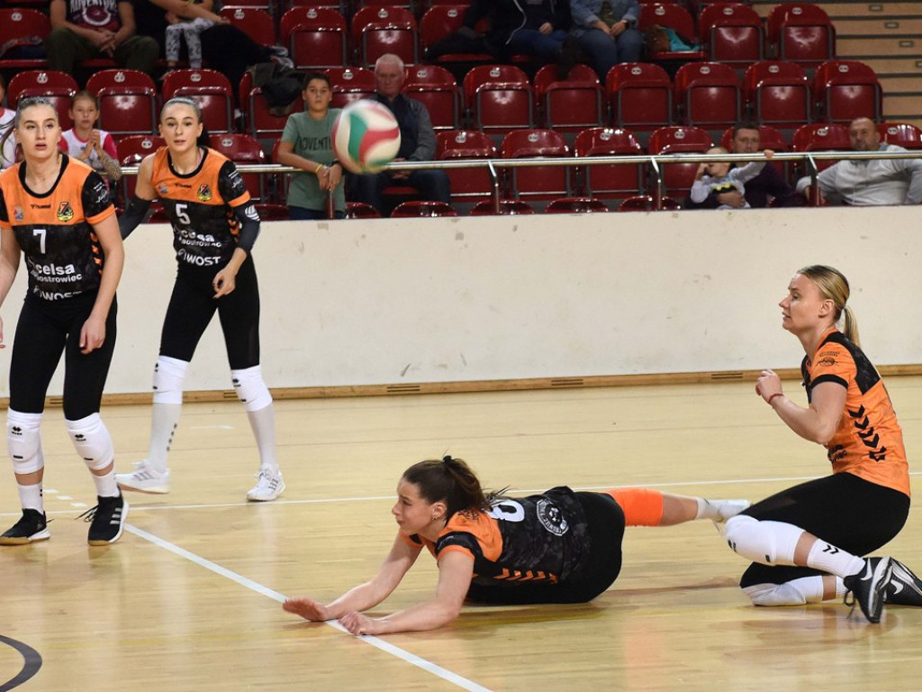 II liga siatkówki kobiet. Grupa IV. *KSZO SMS Ostrowiec Świętokrzyski - Maraton Krzeszowice 3:1