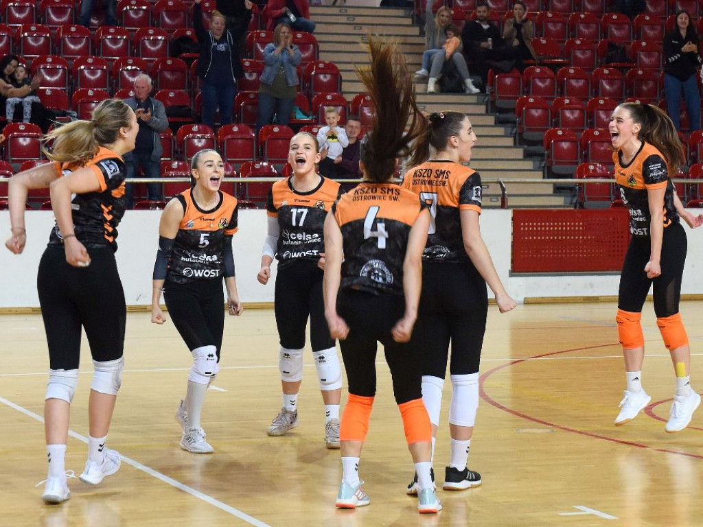 II liga siatkówki kobiet. Grupa IV. *KSZO SMS Ostrowiec Świętokrzyski - Maraton Krzeszowice 3:1