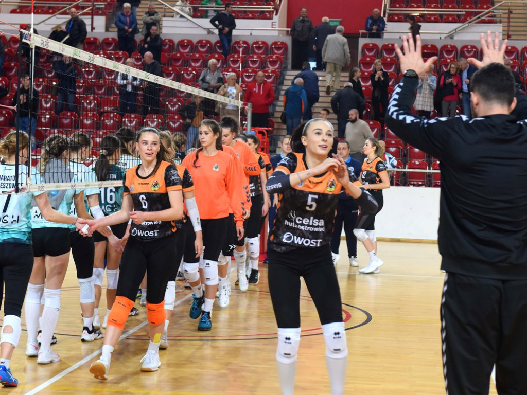 II liga siatkówki kobiet. Grupa IV. *KSZO SMS Ostrowiec Świętokrzyski - Maraton Krzeszowice 3:1