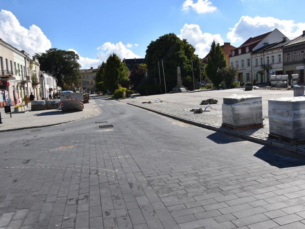 Opatowski rynek i Centrum Templariuszy w budowie (zdjęcia)