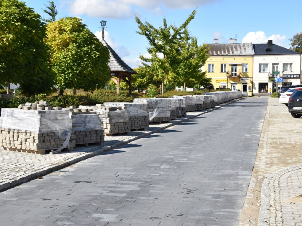 Opatowski rynek i Centrum Templariuszy w budowie (zdjęcia)