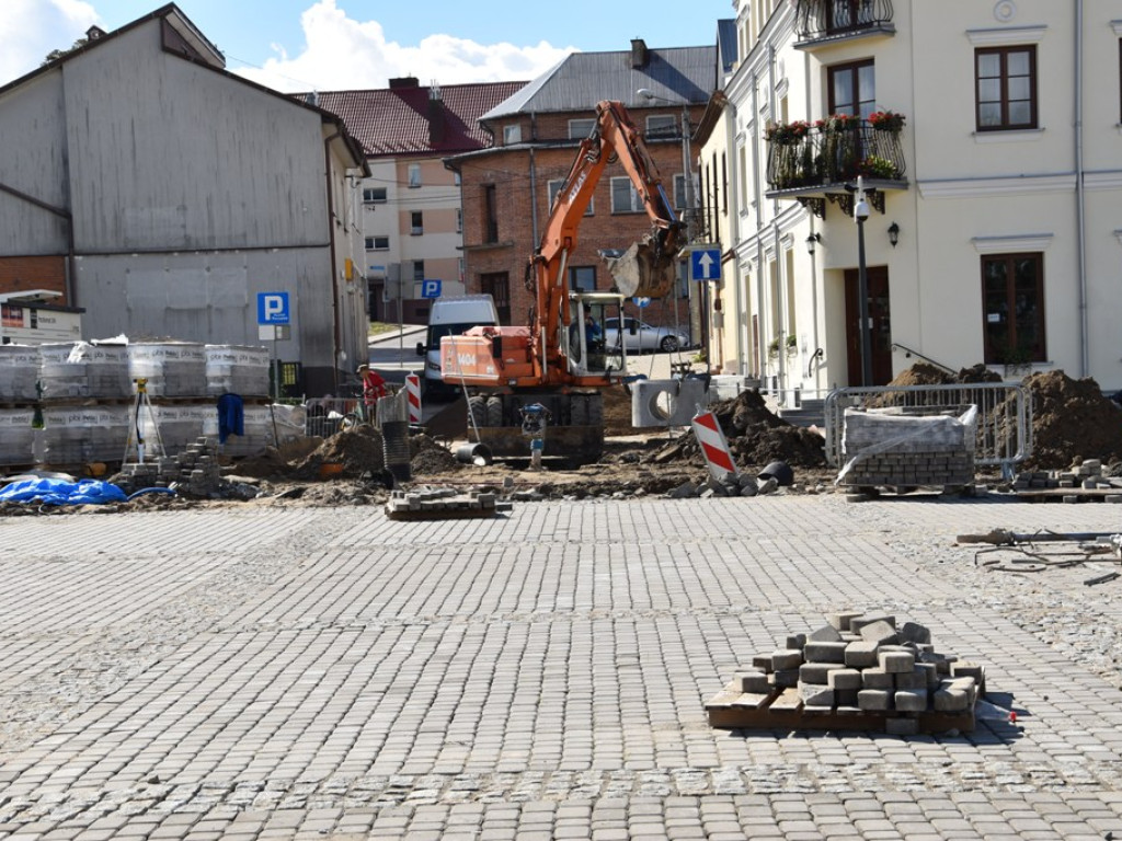 Opatowski rynek i Centrum Templariuszy w budowie (zdjęcia)