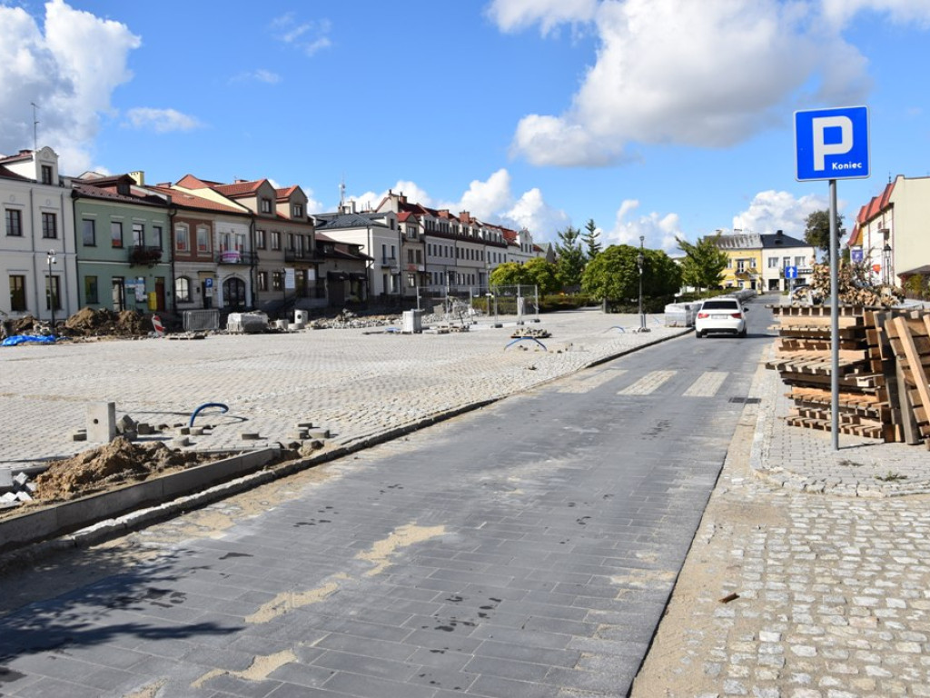 Opatowski rynek i Centrum Templariuszy w budowie (zdjęcia)