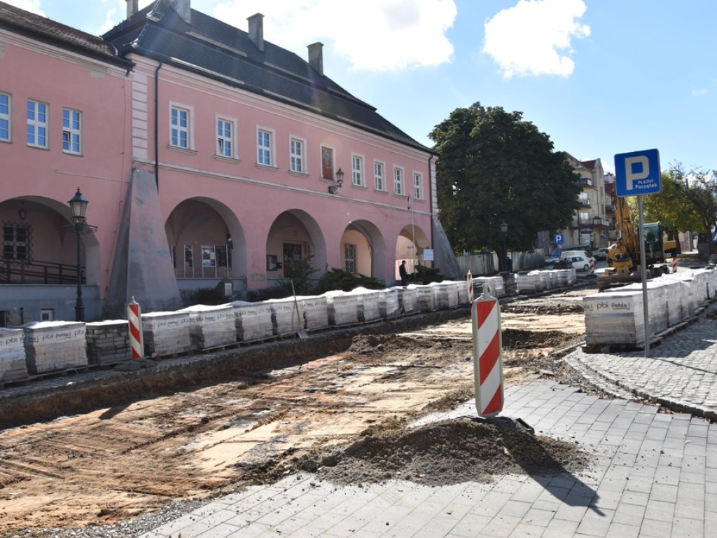 Opatowski rynek i Centrum Templariuszy w budowie (zdjęcia)