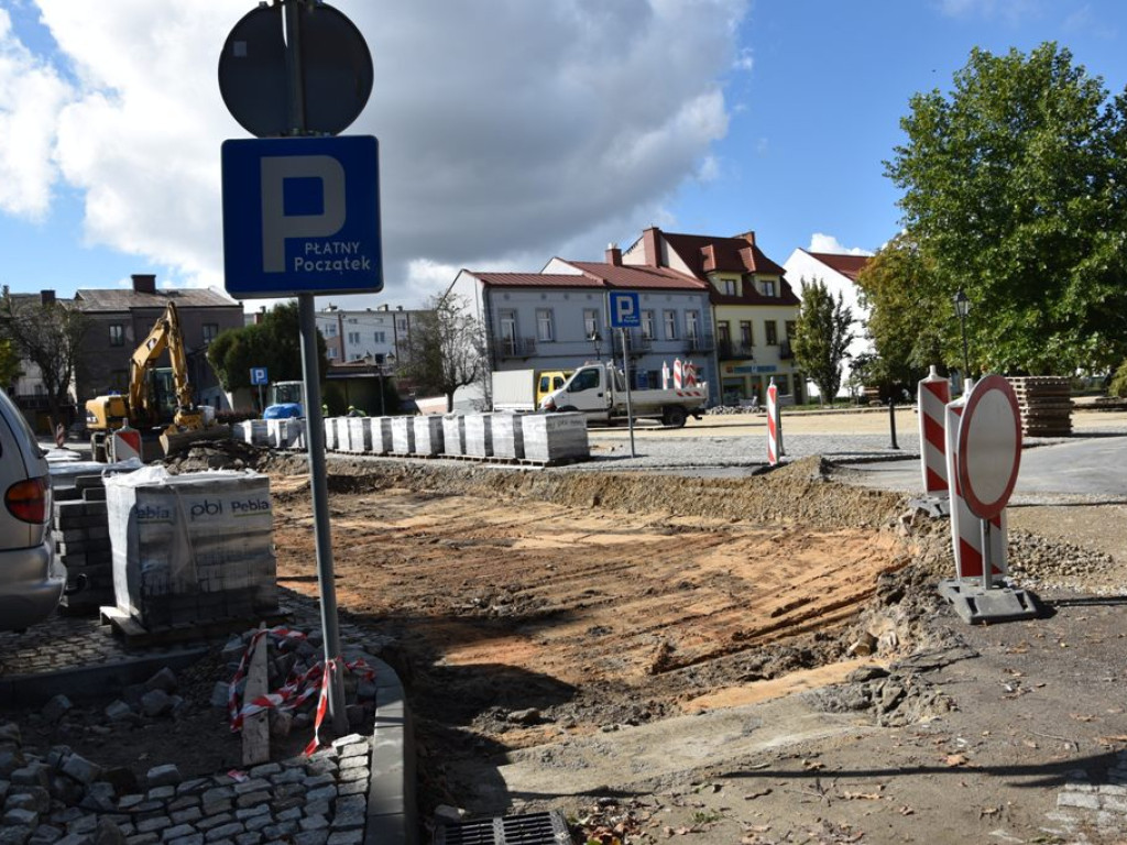 Opatowski rynek i Centrum Templariuszy w budowie (zdjęcia)